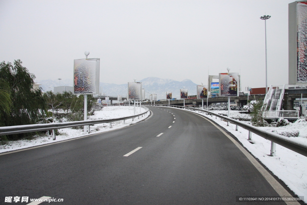 雪天高速公路匝道