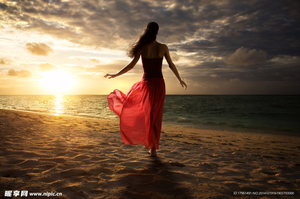 唯美海边夕阳美女