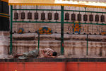 寺庙前熟睡的尼泊尔男
