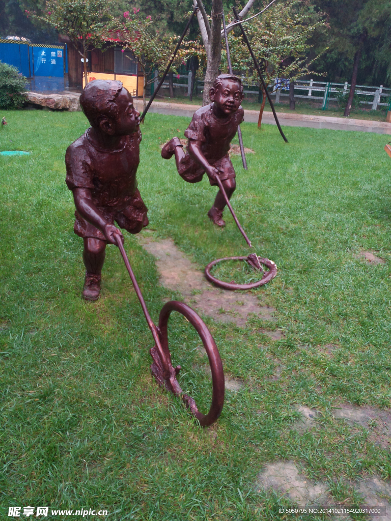 公园儿童游玩雕塑