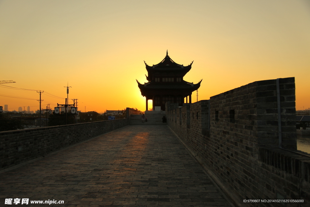 苏州夕阳平门古城楼