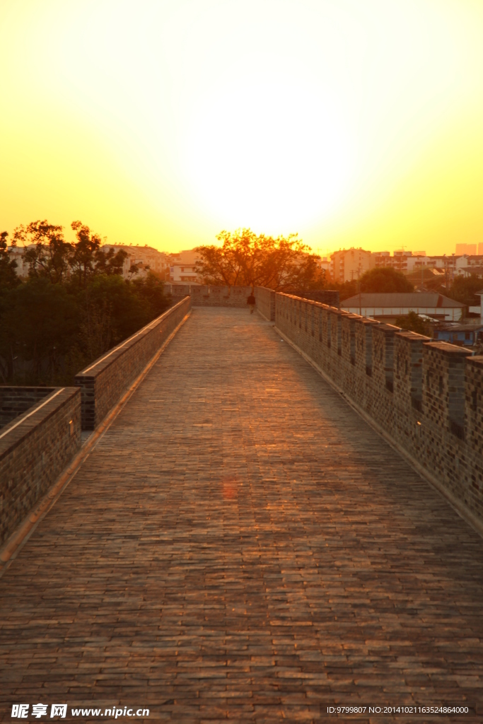 夕阳下的城楼道路