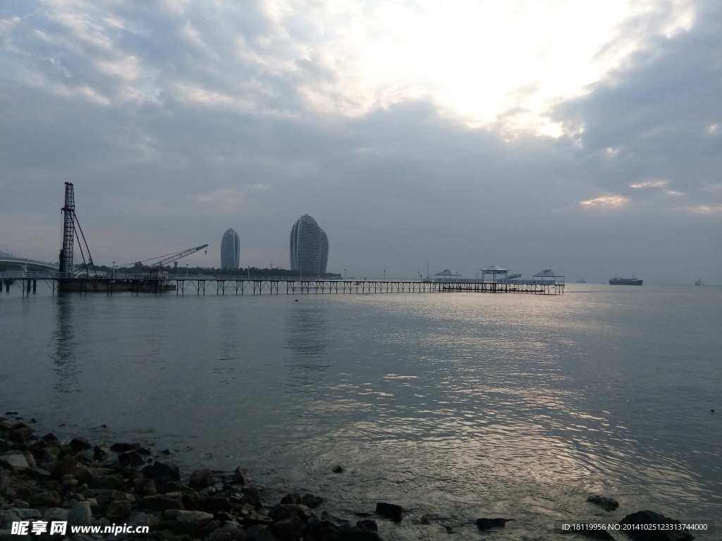 夜降三亚湾
