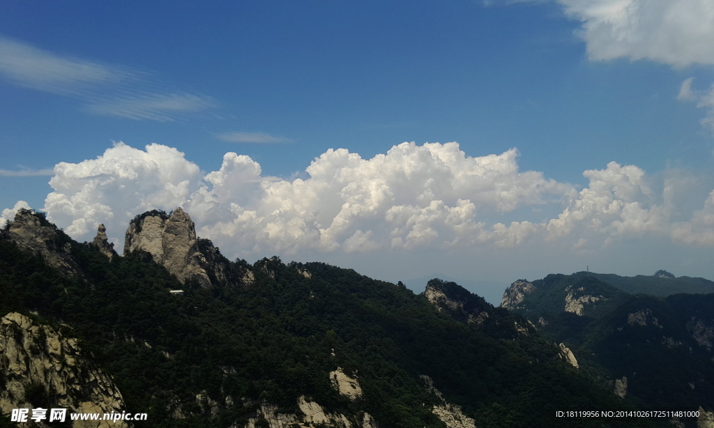 蓝天白云绿树峻岭