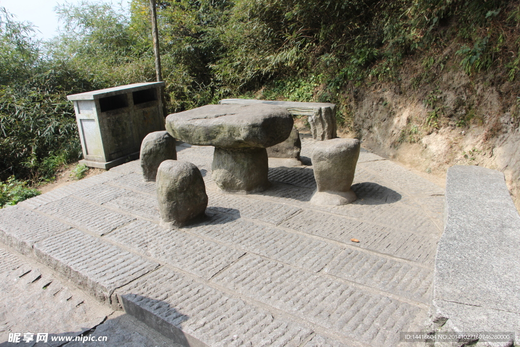 山间石台