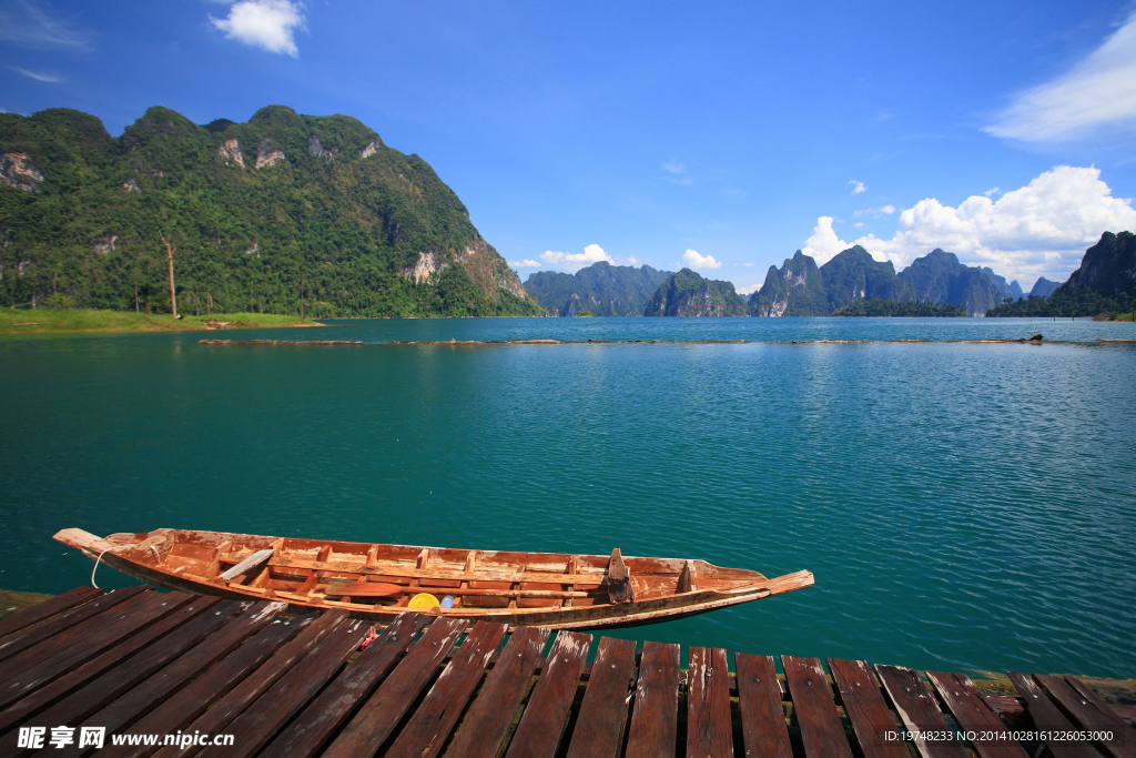 夏日湖边风景高清图片