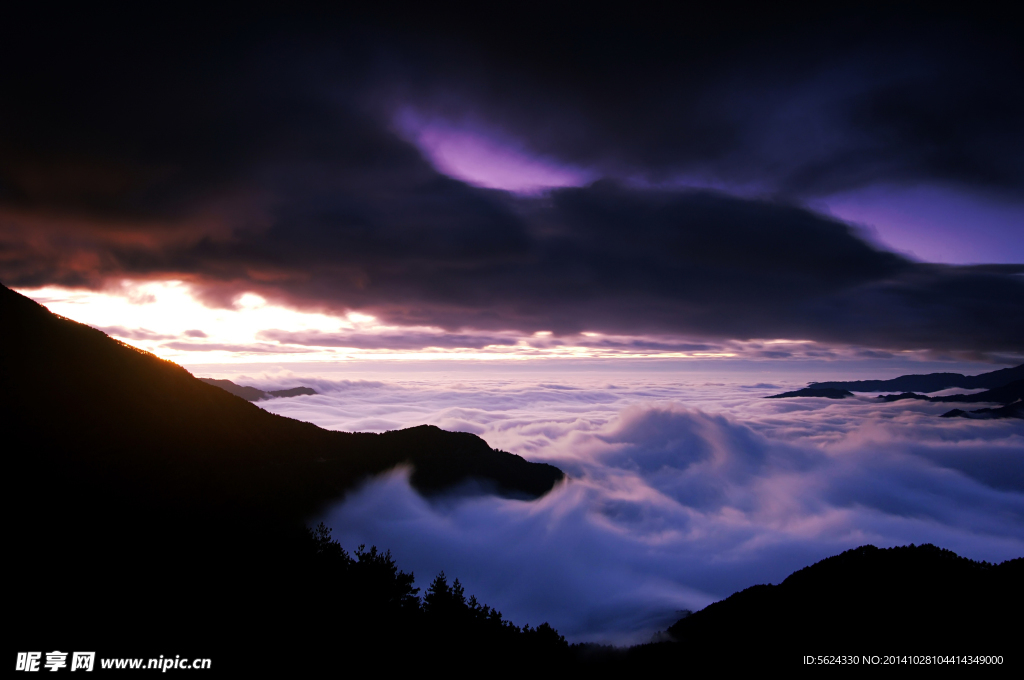 山峰 云雾