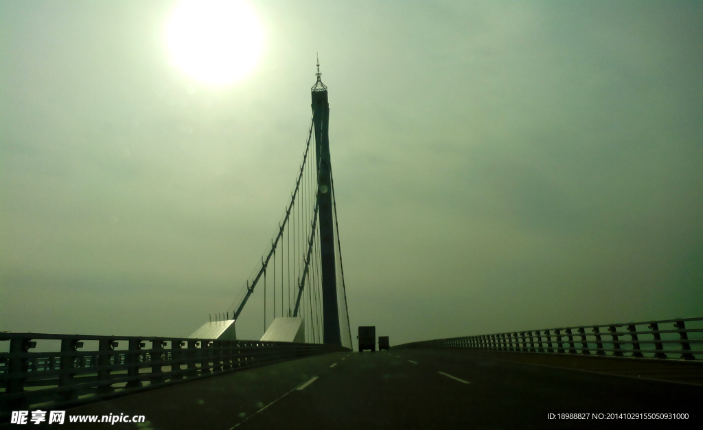 阳光下的胶州湾大桥