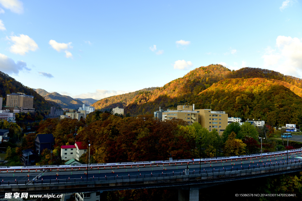 蓝天白云山树