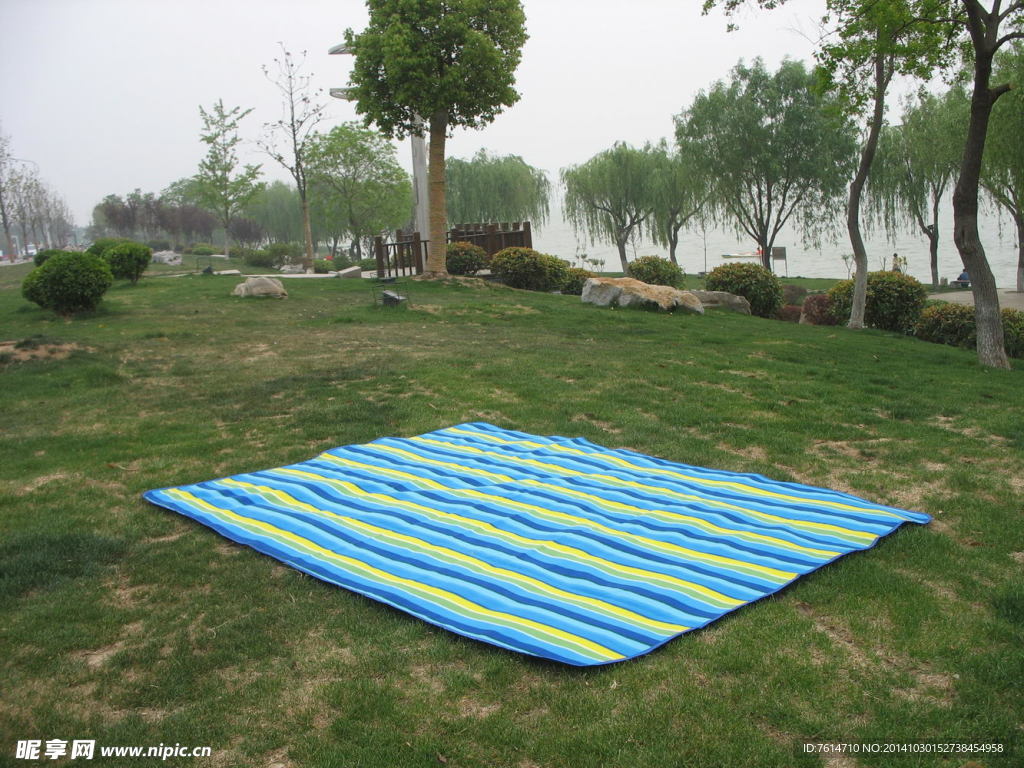 展开的防潮垫野餐垫
