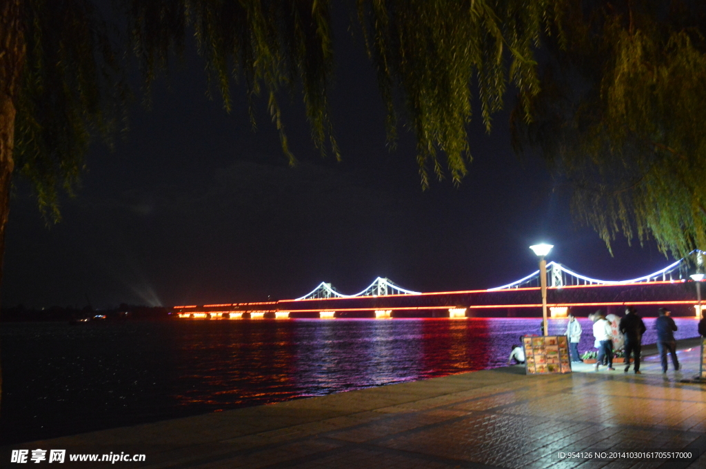 丹东鸭绿江大桥夜景
