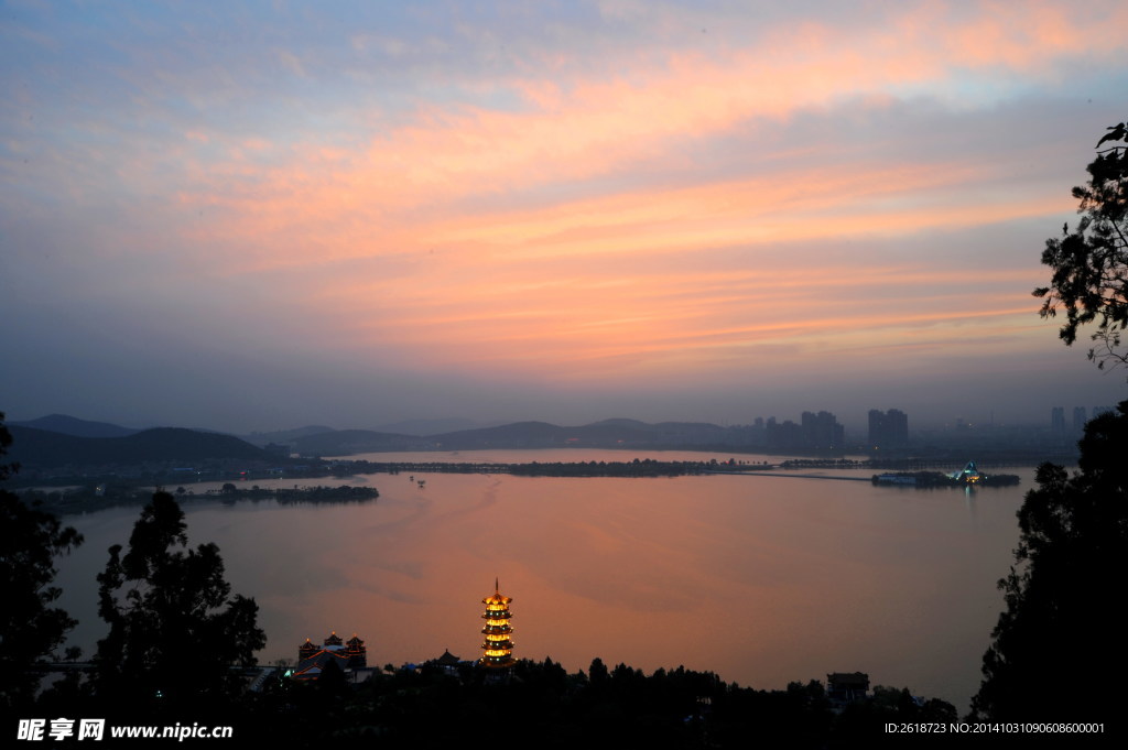 夕阳下的湖水