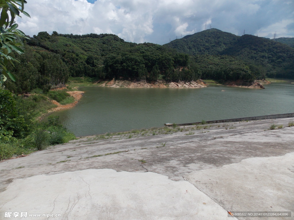 羊台山水塘风景