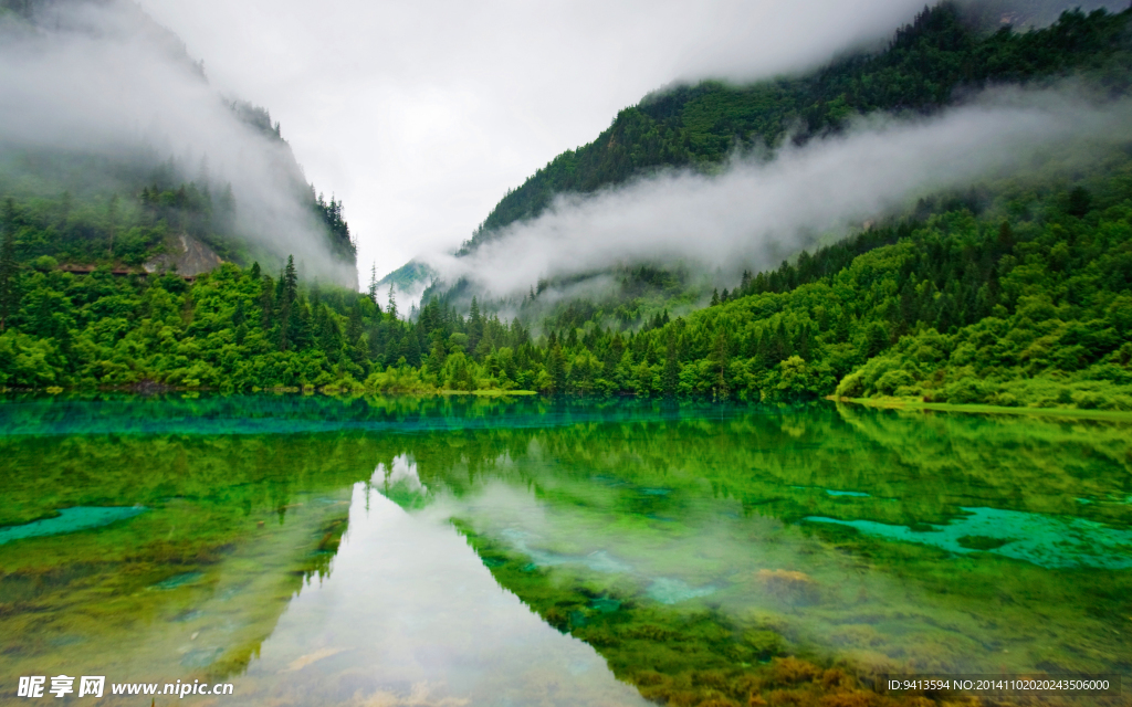 静谧湖水