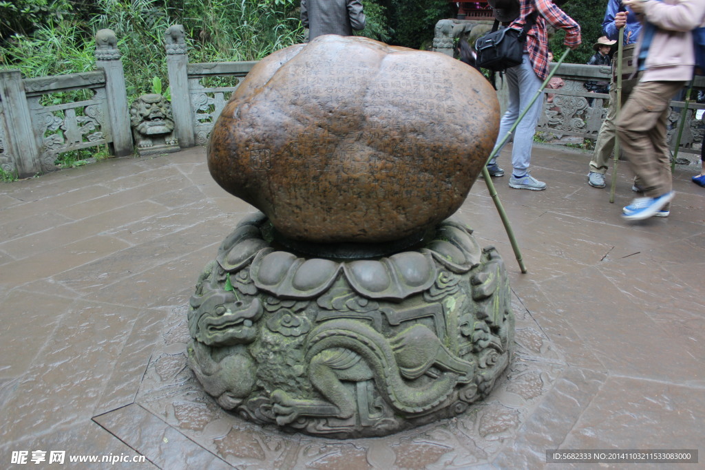 宝座奇石
