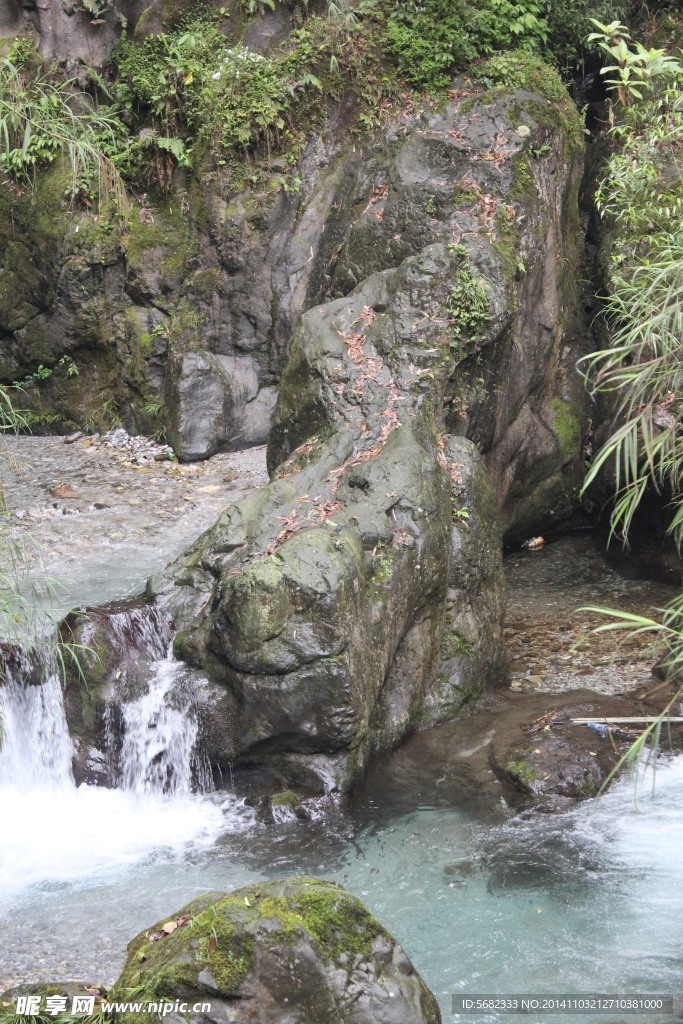 峨嵋奇石潭水