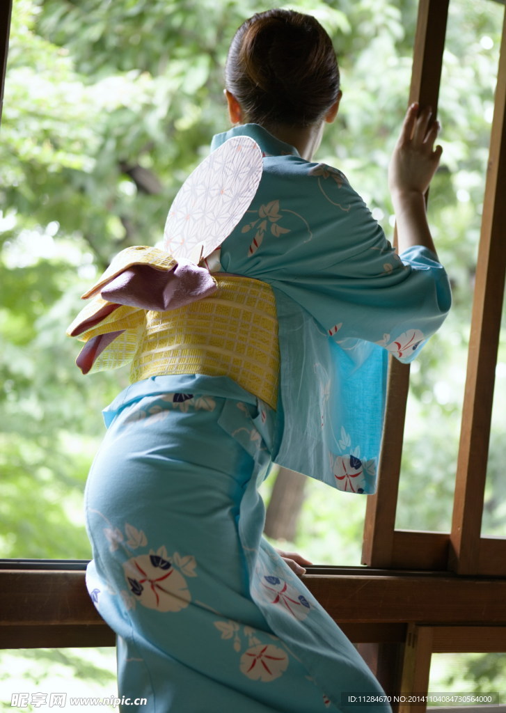 和服翘臀美女