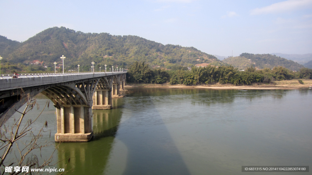 小山河水桥梁