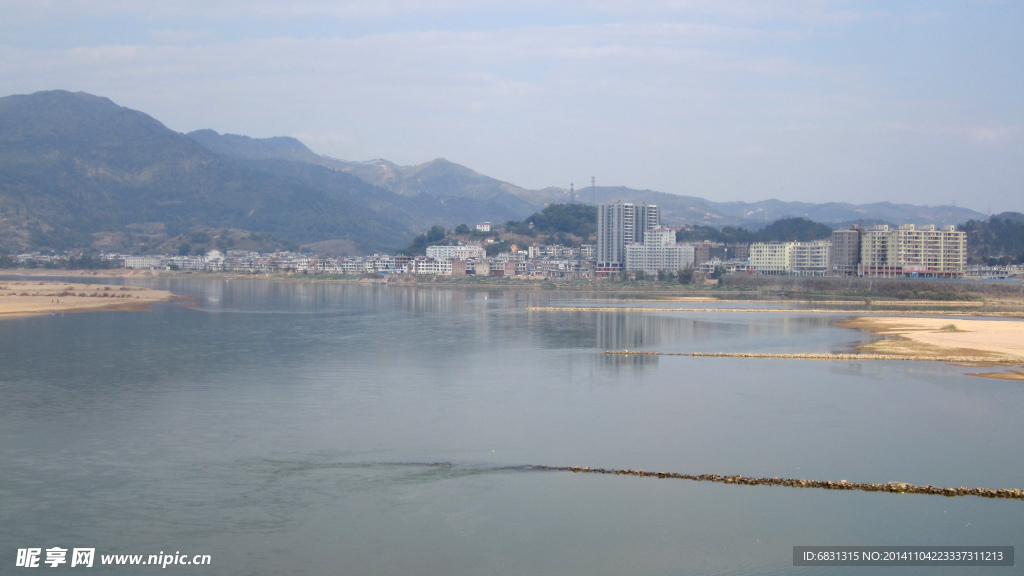 沙滩河流