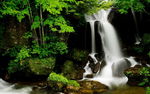 山间瀑布