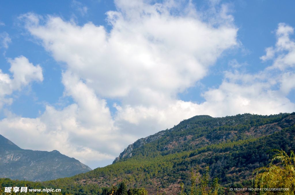 蓝天白云大山风景