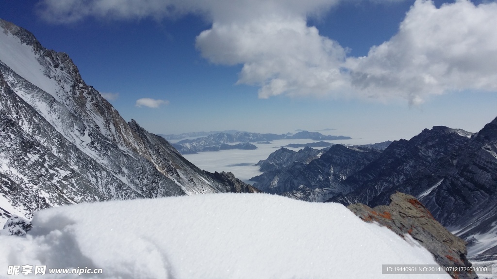 山顶雪景