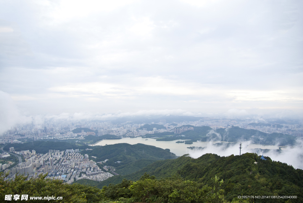 群山怀抱的城市