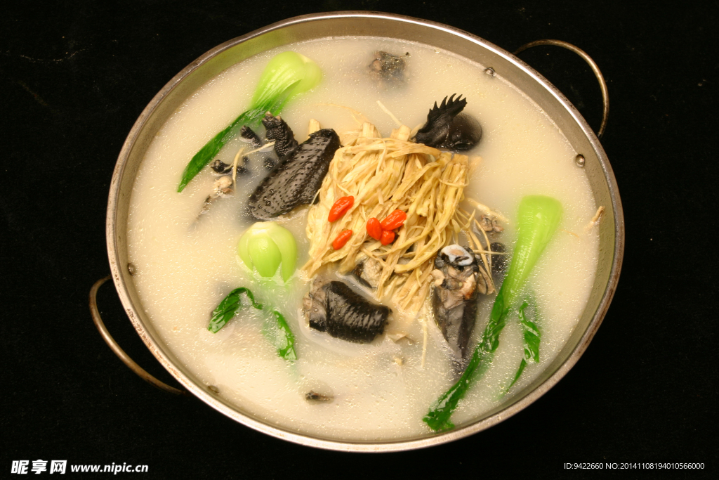 锅仔针笋乌鸡