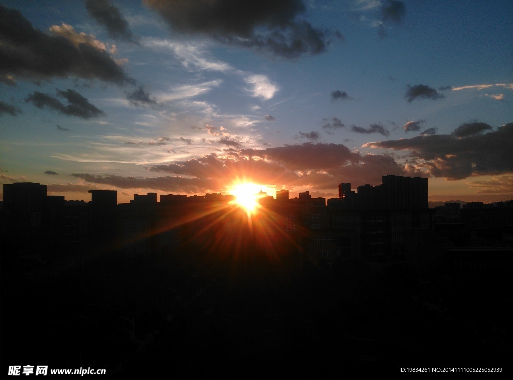 房顶上的夕阳