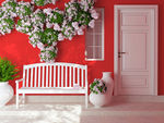 室外的鲜花红墙椅子