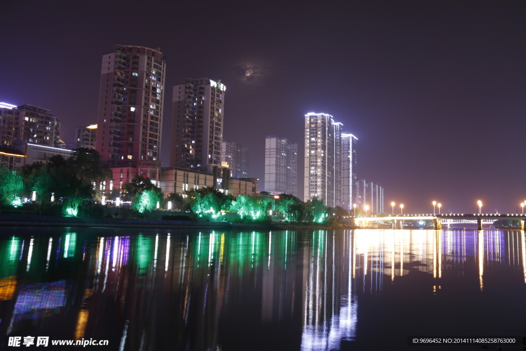 夜景湖面夜色月亮