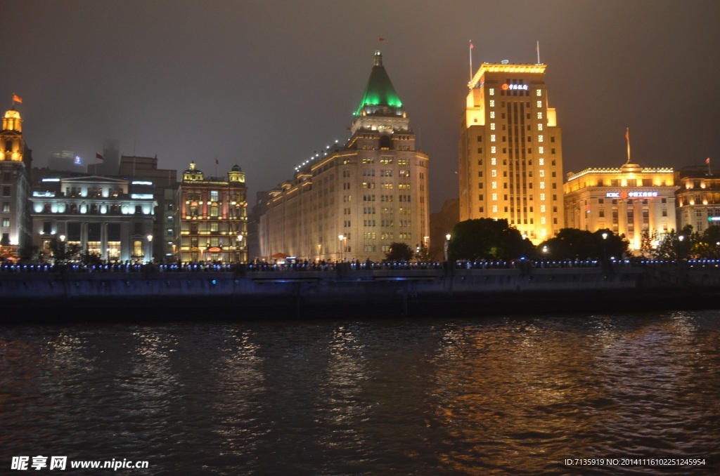 游轮拍摄的外滩夜景