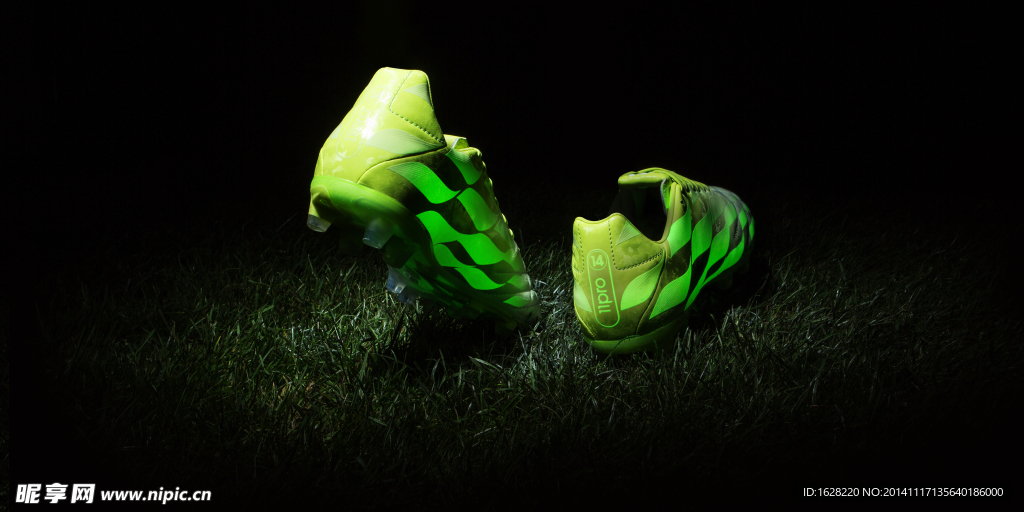 ADIDAS 足球鞋