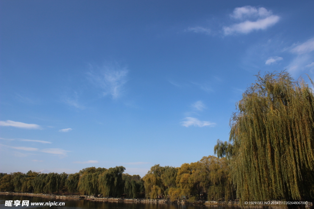湖水蓝天风景