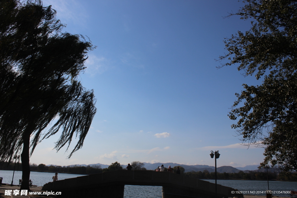 湖水蓝天