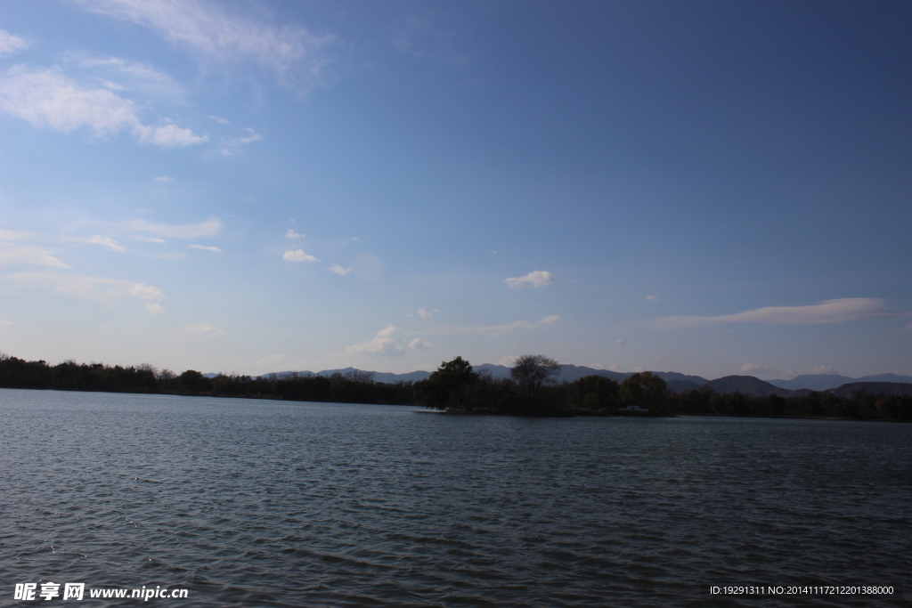 湖水蓝天