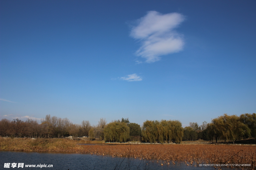 蓝天湖水风景
