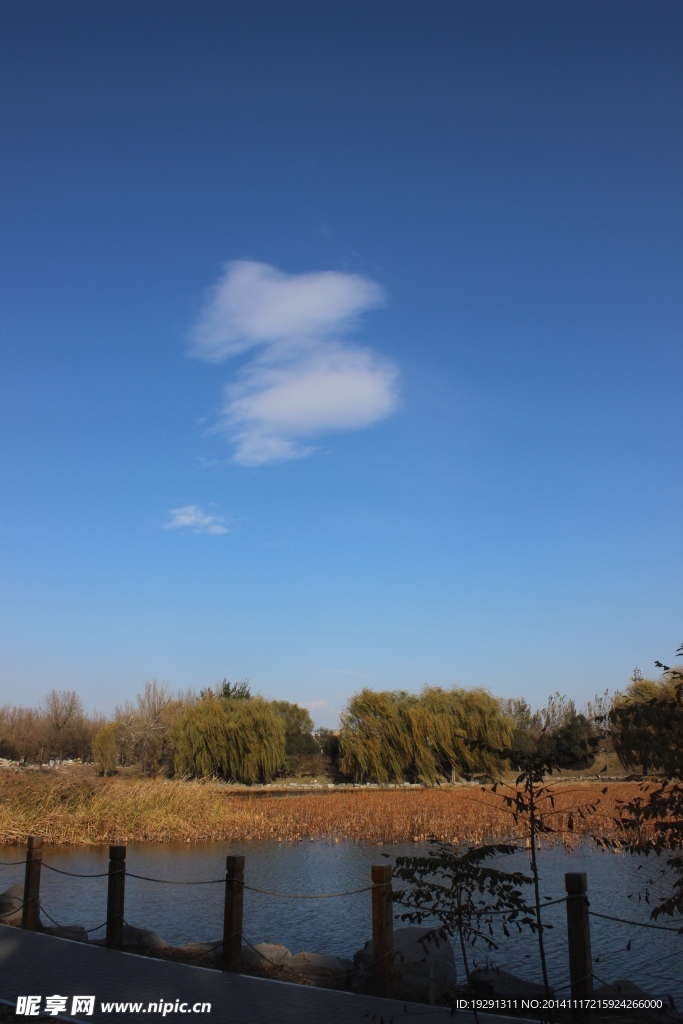 蓝天湖水风景