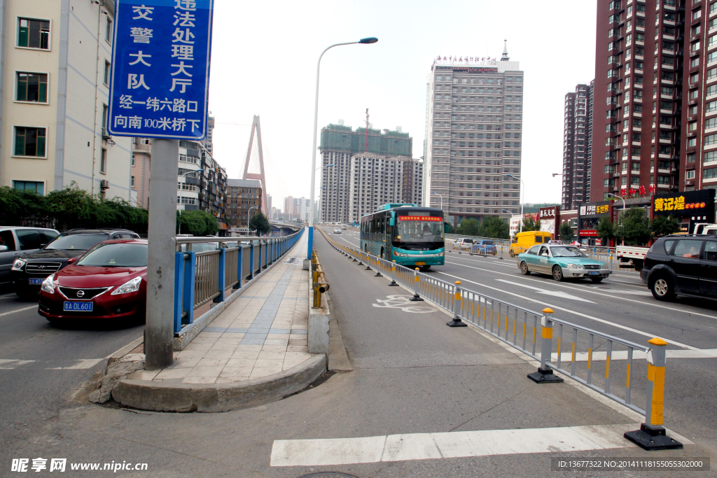 城市道路交通摄影右转