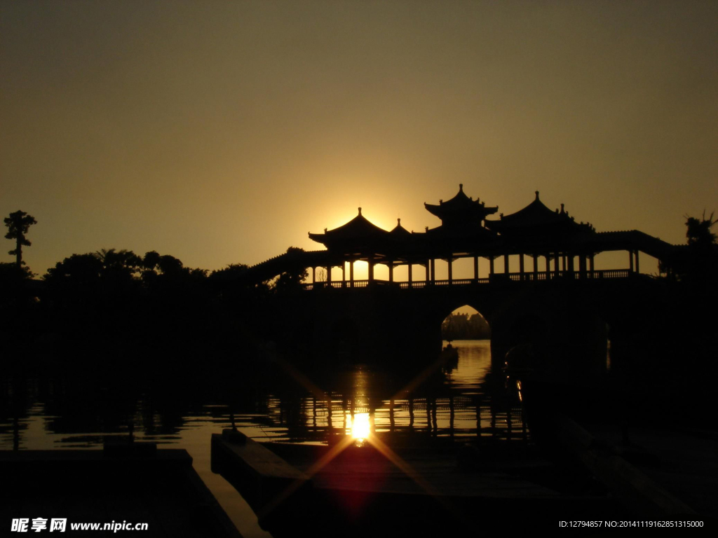 夕阳下的古亭