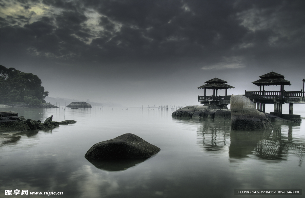 阴雨天碧水