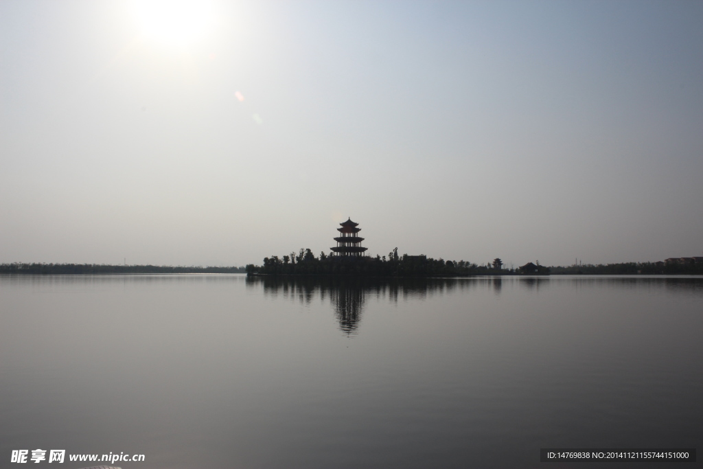 湖中小岛剪影