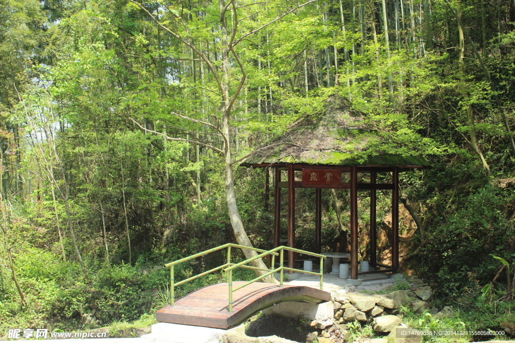 山间草屋小桥