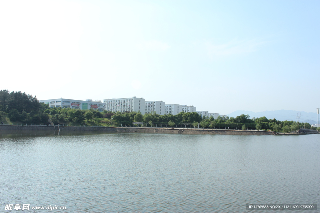 校园湖泊建筑