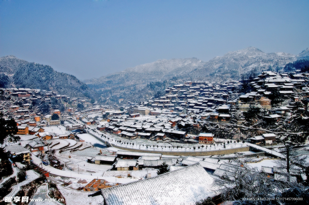 雪凝西江苗寨