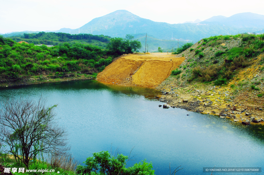 山顶水库 碧水蓝天