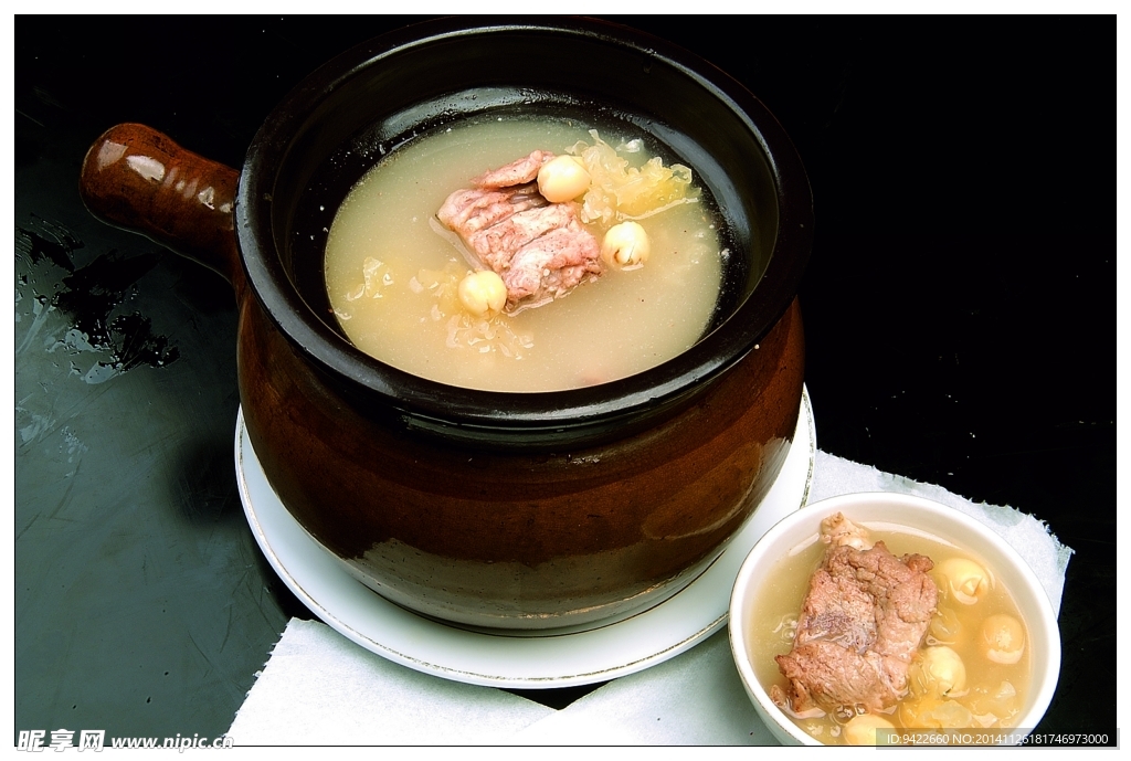 银耳莲子排骨煨汤