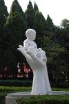 小孩雕塑