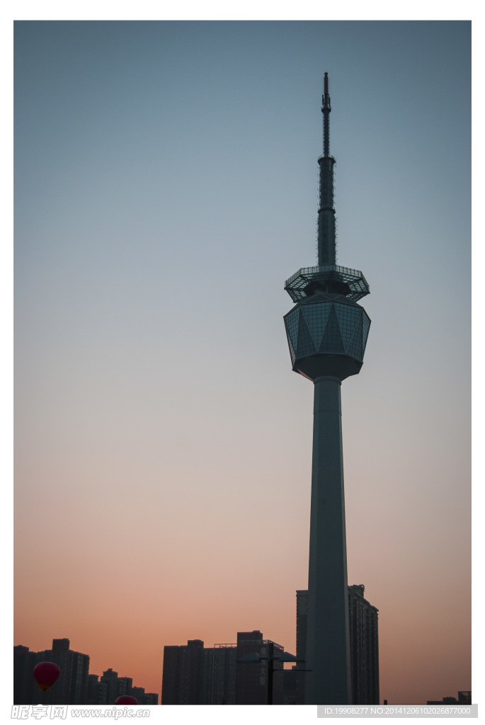 夕阳下的陕西电视塔