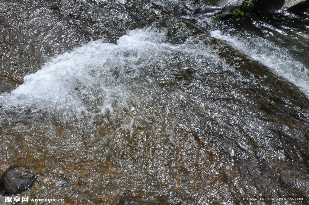 溪水